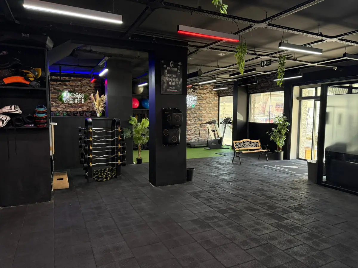 Challenge Club Istanbul ekipman rafı: boks eldivenleri, kafalıklar ve antrenman ekipmanları