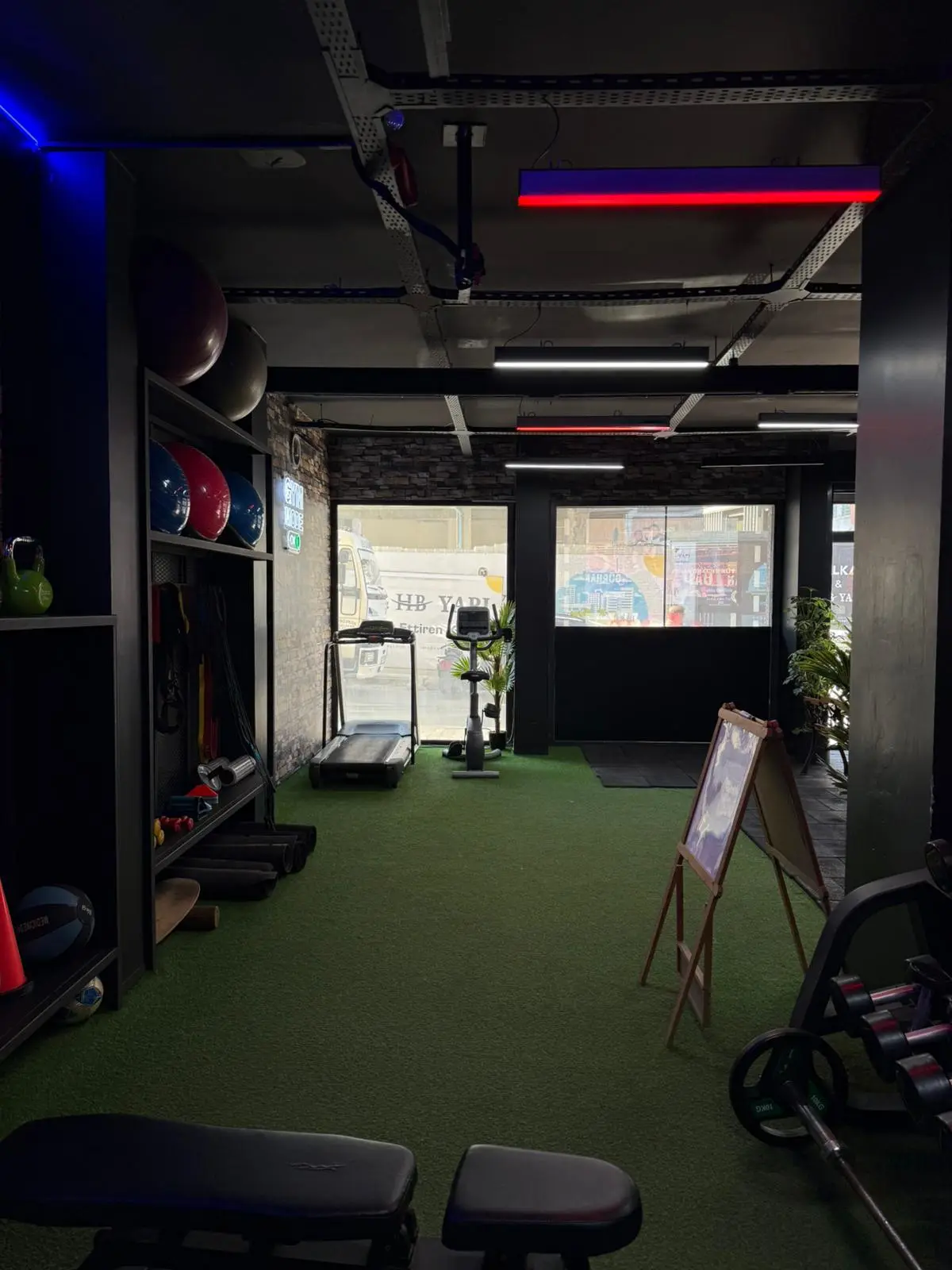 Challenge Club Istanbul giriş alanı, bekleme bankı ve cadde girişi