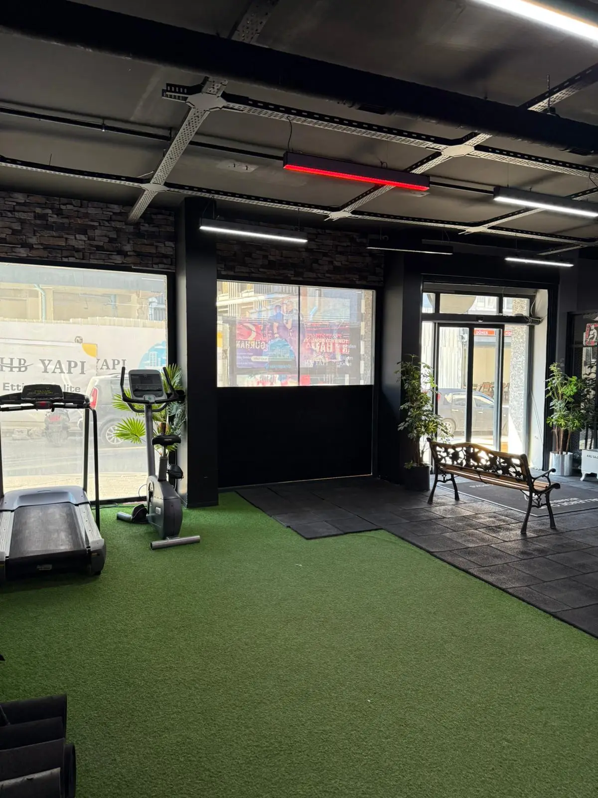 Challenge Club Istanbul gym alanında koşu bandı ve kondisyon bisikleti